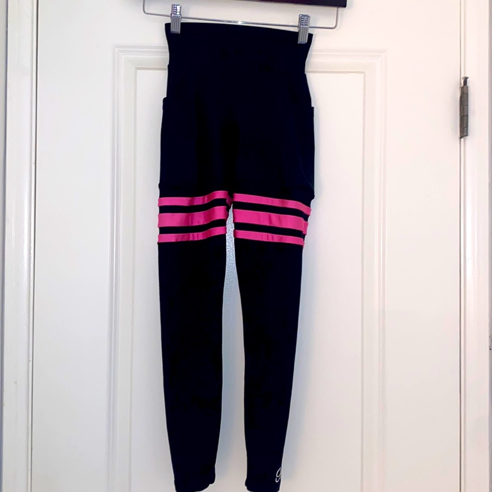 SCRUNCH THIGH-HIGHS 💗🖤
Style: 34180